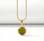 Lundholm Cecile Serie ketting voor dames in goudkleurig met groene natuursteen hanger in close-up, gemaakt van premium stainless steel met PVD coating van 2.5 micron, waterproof en hypoallergeen, perfect cadeau voor vrouw, moederdag of verjaardag in Scandinavisch design.