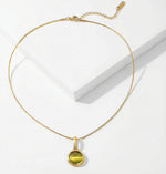 Lundholm Cecile Serie ketting voor dames in goudkleurig met groene natuursteen hanger op witte achtergrond, gemaakt van premium stainless steel met PVD coating van 2.5 micron, waterproof en hypoallergeen, perfect cadeau voor vrouw, moederdag of verjaardag in Scandinavisch design.