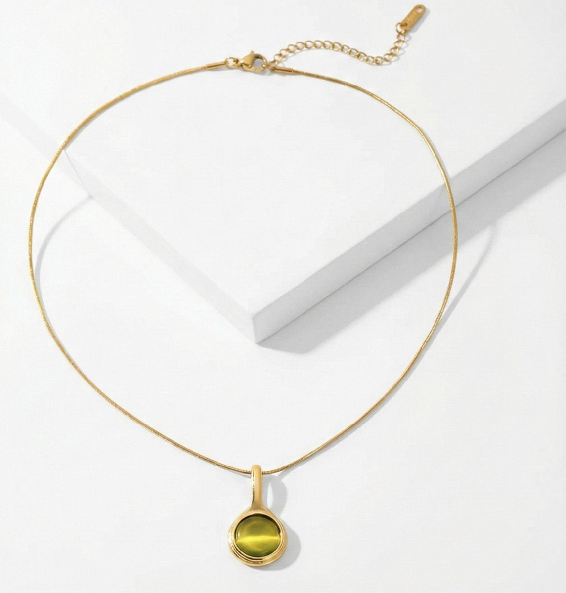Lundholm Cecile Serie ketting voor dames in goudkleurig met groene natuursteen hanger op witte achtergrond, gemaakt van premium stainless steel met PVD coating van 2.5 micron, waterproof en hypoallergeen, perfect cadeau voor vrouw, moederdag of verjaardag in Scandinavisch design.