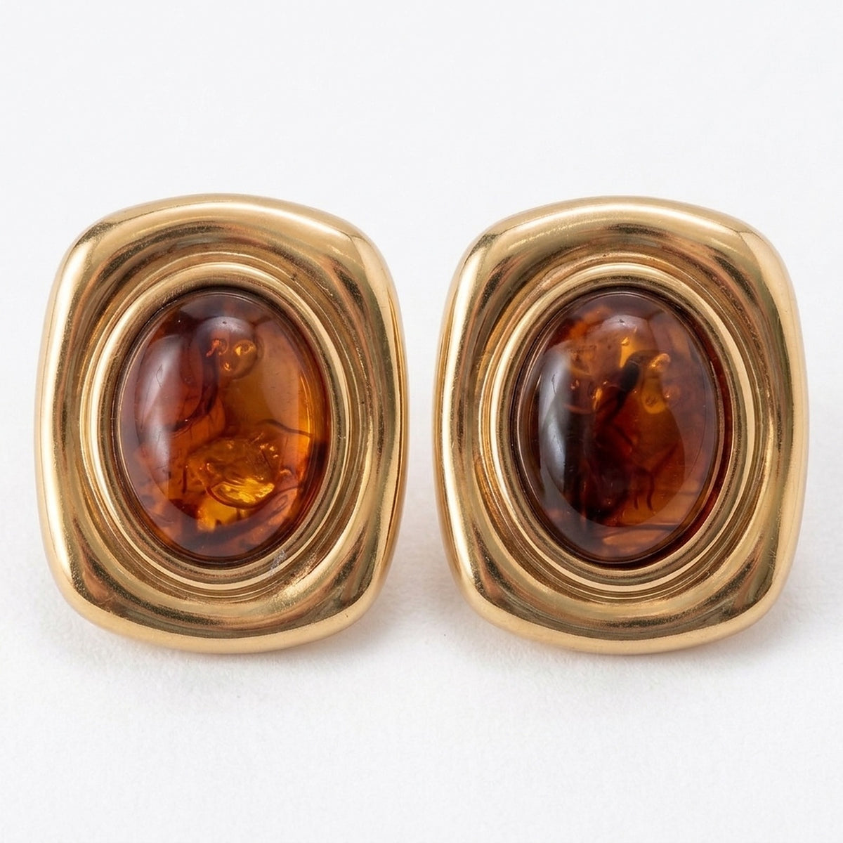 Cleo – Vintage Ohrstecker mit bernsteinfarbenem Stein – Goldfarben