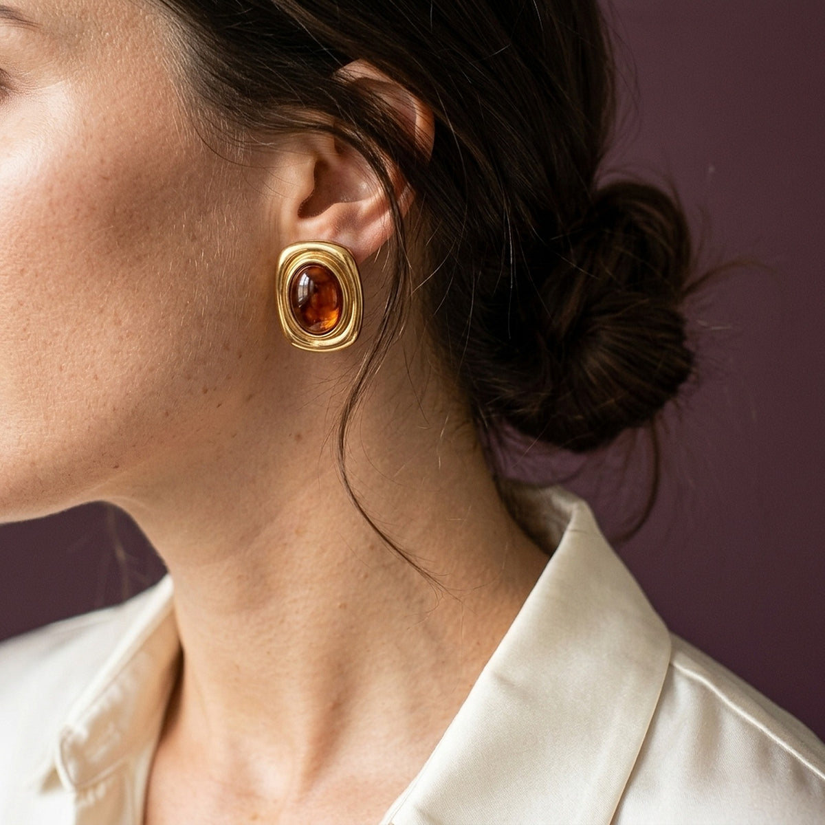 Cleo – Vintage Ohrstecker mit bernsteinfarbenem Stein – Goldfarben