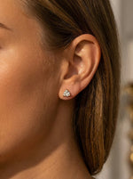 Lundholm Dani goudkleurige driehoek zirkonia oorknopjes gedragen door model close-up oor lifestyle - waterproof gold plated PVD premium stainless steel sieraden cadeau vrouw moederdag verjaardag Scandinavisch Design