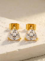 Lundholm Dani goudkleurige oorknopjes dames met grote driehoek zirkonia kristal steen op steen achtergrond - waterproof gold plated PVD premium stainless steel sieraden cadeau vrouw moederdag verjaardag Scandinavisch Design