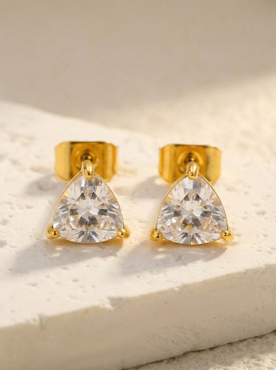 Lundholm Dani goudkleurige oorknopjes dames met grote driehoek zirkonia kristal steen op steen achtergrond - waterproof gold plated PVD premium stainless steel sieraden cadeau vrouw moederdag verjaardag Scandinavisch Design