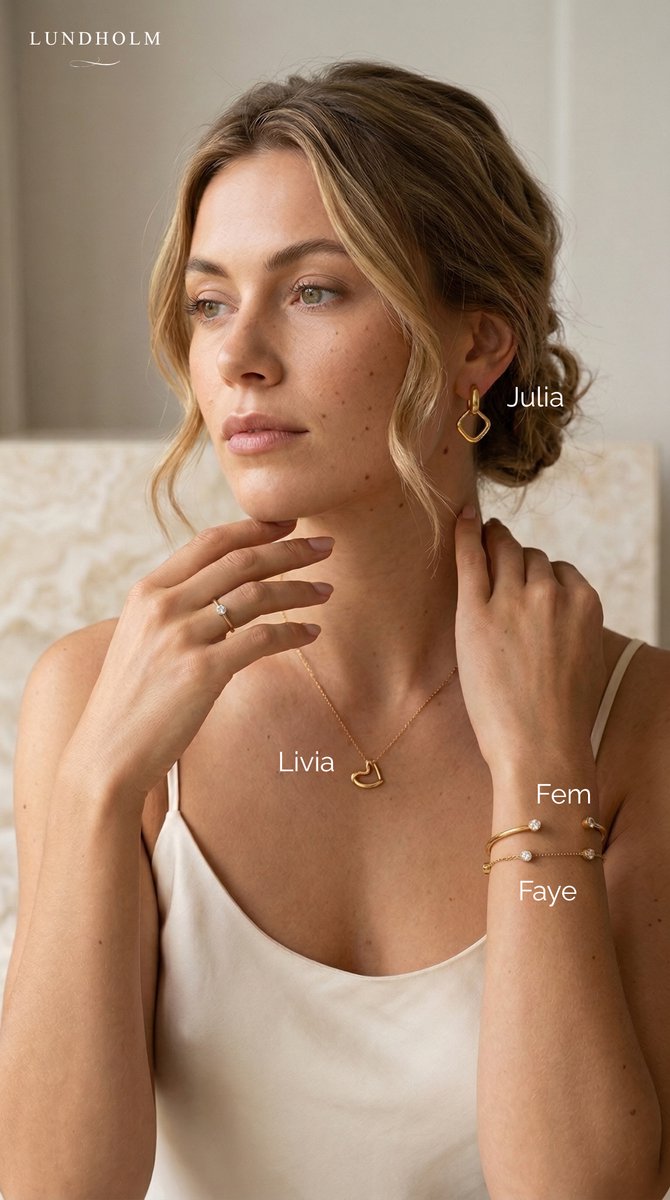 Lundholm Fem Serie open bangle cuff armband dames goudkleurig met zirkonia steentjes gedragen door model lookbook met Julia oorbel Livia ketting en Faye armband editorial - waterproof gold plated PVD premium stainless steel sieraden cadeau vrouw moederdag verjaardag Scandinavisch Design