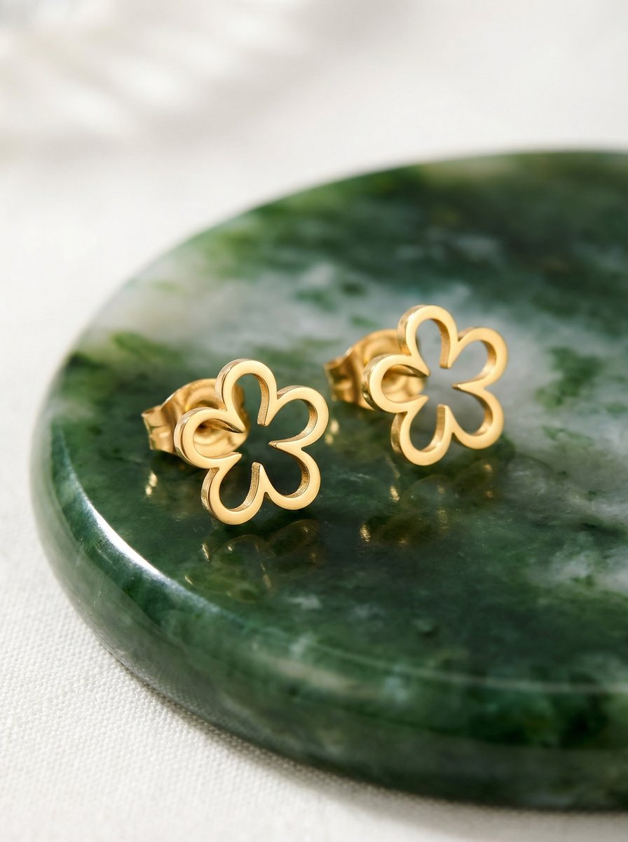 Lundholm Florianne oorknopjes dames goudkleurig bloem op groen marmer - premium stainless steel - elegante bloem oorbellen 0.8 cm - Florianne Serie - Scandinavisch design sieraad cadeau voor vrouw moederdag
