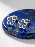 Lundholm Florianne oorknopjes dames zilverkleurig bloem op blauwe lapis lazuli steen lifestyle - premium stainless steel - elegante bloem oorbellen - Florianne Serie - Scandinavisch design sieraad cadeau voor vrouw