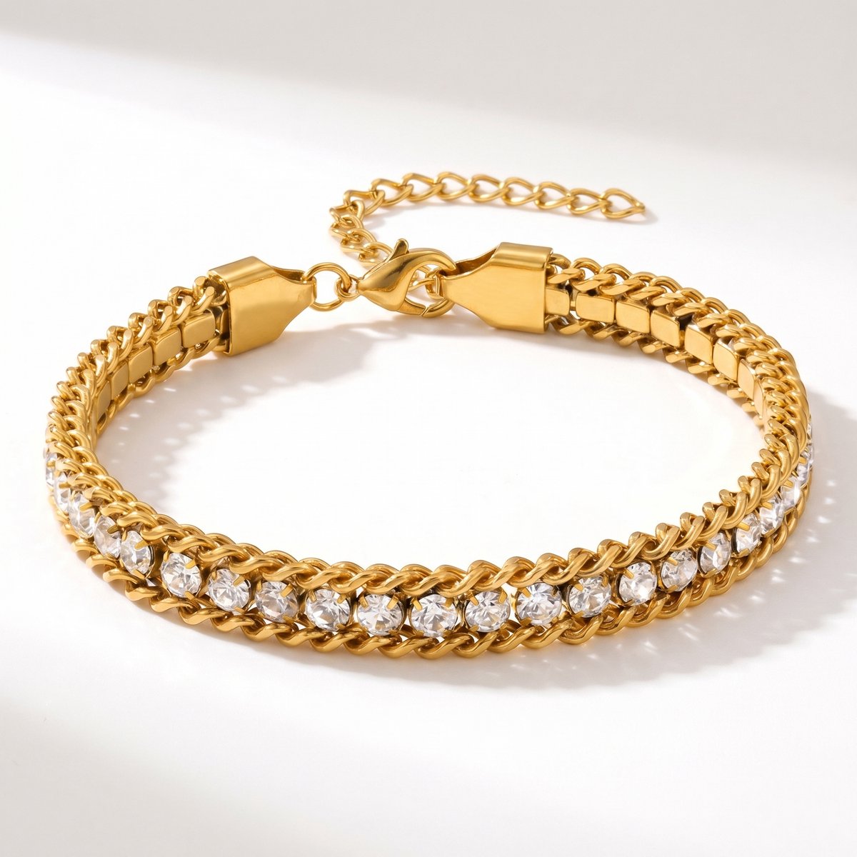 Lundholm Iza armband dames goudkleurig - schakel armband met zirkonia steentjes - premium stainless steel 2.5 micron PVD gold plated - 17.5 cm 6 mm - Scandinavisch design luxe sieraad cadeau voor vrouw
