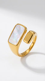 Lundholm Jiske Serie statement ring dames goudkleurig met parelmoer steen verstelbaar one size detailfoto close-up - waterproof gold plated PVD 2.5 micron premium stainless steel sieraden cadeau vrouw moederdag verjaardag Scandinavisch Design