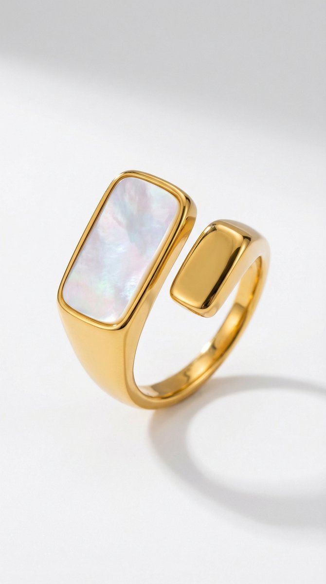 Lundholm Jiske Serie statement ring dames goudkleurig met parelmoer steen verstelbaar one size detailfoto close-up - waterproof gold plated PVD 2.5 micron premium stainless steel sieraden cadeau vrouw moederdag verjaardag Scandinavisch Design