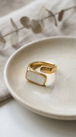 Lundholm Jiske Serie statement ring dames goudkleurig met parelmoer steen verstelbaar one size productfoto - waterproof gold plated PVD 2.5 micron premium stainless steel sieraden cadeau vrouw moederdag verjaardag Scandinavisch Design