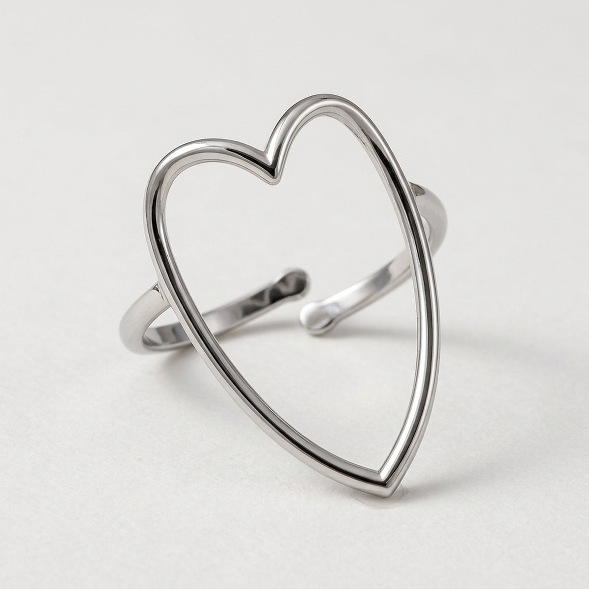 Joliene – Verstelbare Ring met Groot Open Hart – Zilverkleurig