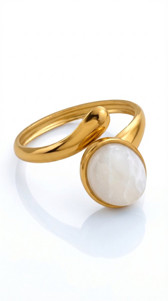 Lundholm Jolijn Serie ring dames goudkleurig met witte natuursteen maansteen verstelbaar one size detail close-up - waterproof gold plated PVD 2.5 micron premium stainless steel sieraden cadeau vrouw moederdag verjaardag Scandinavisch Design