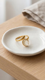 Lundholm Jolijn Serie ring dames goudkleurig met witte natuursteen maansteen verstelbaar one size productfoto - waterproof gold plated PVD 2.5 micron premium stainless steel sieraden cadeau vrouw moederdag verjaardag Scandinavisch Design