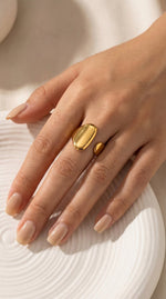 Lundholm Kayla Serie chunky bubble ring dames goudkleurig verguld verstelbaar one size gedragen door model lifestyle - waterproof gold plated PVD premium stainless steel sieraden cadeau vrouw moederdag verjaardag Scandinavisch Design