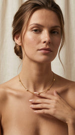 Lundholm minimalistische ketting dames goudkleurig verguld met mini hartjes 40cm gedragen door model lookbook portret editorial - waterproof gold plated PVD premium stainless steel sieraden cadeau vrouw moederdag verjaardag Scandinavisch Design