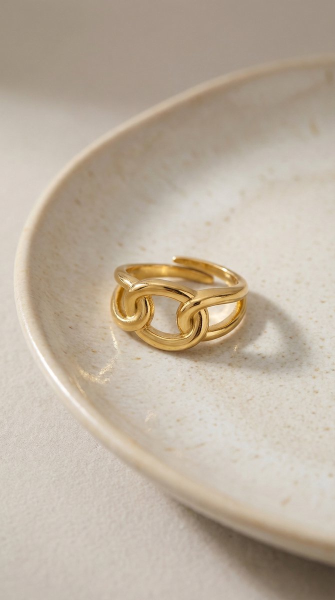 Lundholm Leona Serie schakel ring dames goudkleurig verguld verstelbaar one size detail close-up - waterproof gold plated PVD premium stainless steel sieraden cadeau vrouw moederdag verjaardag Scandinavisch Design