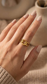 Lundholm Leona Serie schakel ring dames verstelbaar one size gedragen door model lifestyle - waterproof premium stainless steel sieraden cadeau vrouw moederdag verjaardag Scandinavisch Design