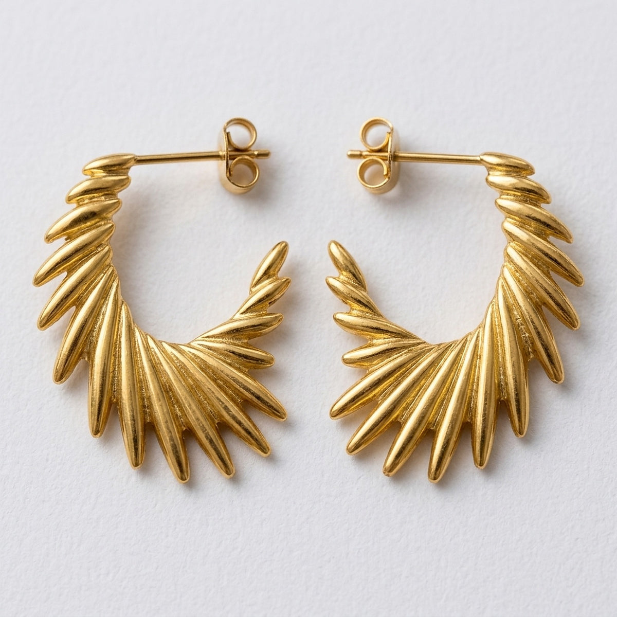 Linn – Statement Fächer-Ohrstecker 3,2 cm – Goldfarben