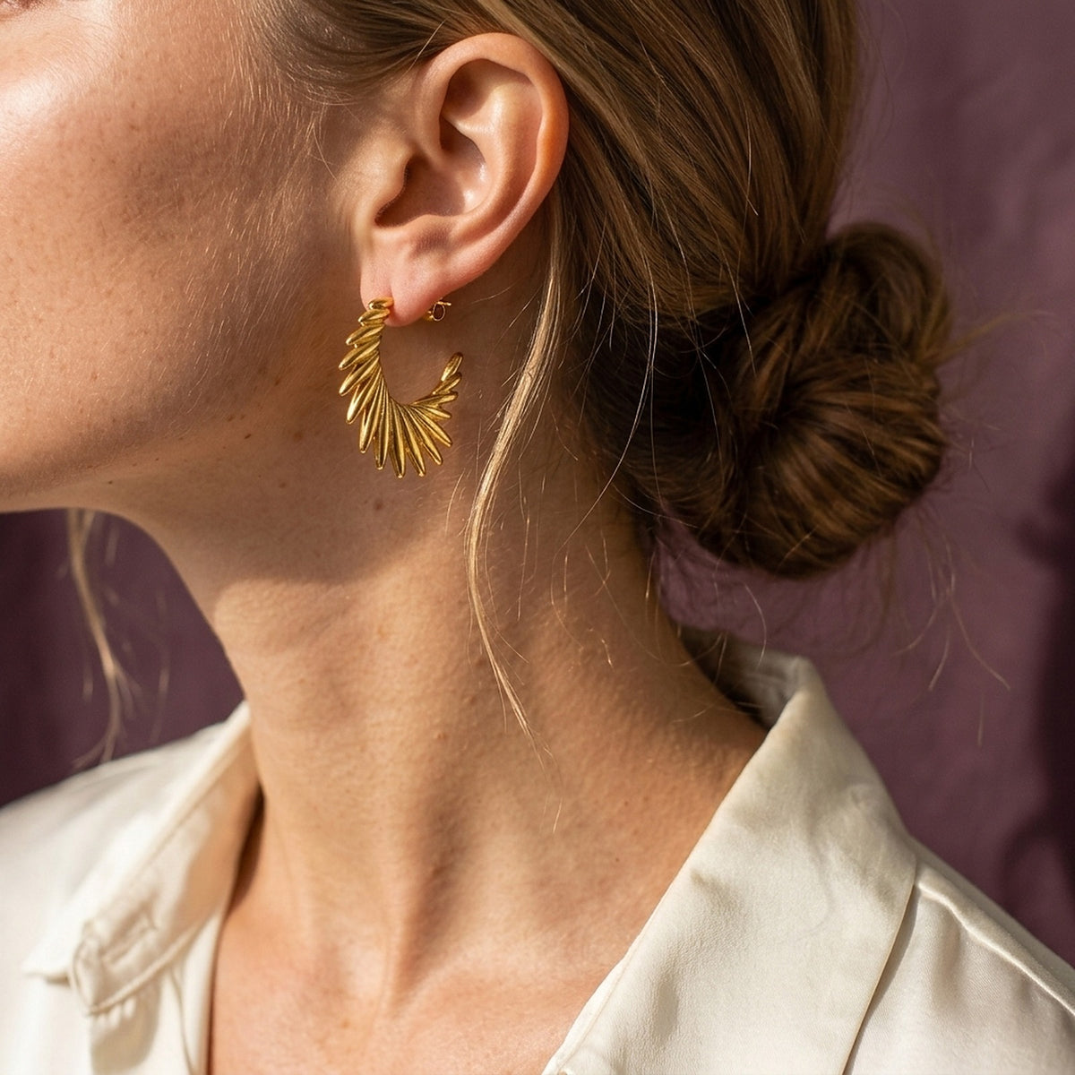 Linn – Statement Fächer-Ohrstecker 3,2 cm – Goldfarben
