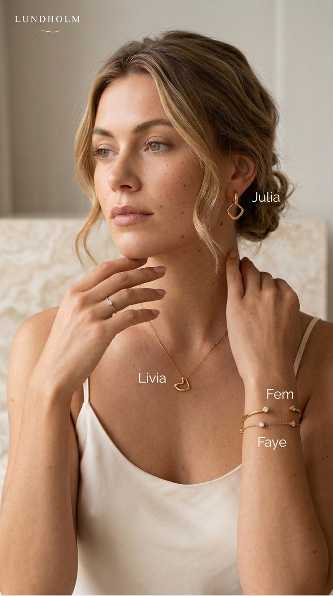 Lundholm lookbook editorial portret model dames met meerdere goudkleurige sieraden Julia oorbel Livia ketting Fem armband Faye armband Lundholm Scandinavian Design - waterproof gold plated PVD premium stainless steel sieraden cadeau vrouw moederdag verjaardag