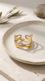 Lundholm Lorijn Serie tweekleurige waves ring dames goud en zilver asymmetrisch verstelbaar one size detailfoto - waterproof gold plated PVD 2.5 micron premium stainless steel sieraden cadeau vrouw moederdag verjaardag Scandinavisch Design