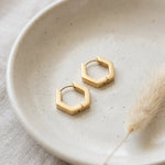 Lundholm Lot Serie hexagon chunky oorringen oorbellen dames goudkleurig verguld op crème keramische schaal met droogbloemen lifestyle - waterproof gold plated PVD premium stainless steel sieraden cadeau vrouw moederdag verjaardag Scandinavisch Design