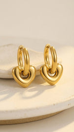 Lundholm Lovea Serie chunky hartje oorbellen dames goudkleurig op crème keramische schaal - waterproof gold plated PVD premium stainless steel sieraden cadeau vrouw moederdag verjaardag Scandinavisch Design