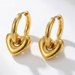 Lundholm Lovea Serie chunky hartje oorbellen dames goudkleurig productfoto witte achtergrond - waterproof gold plated PVD premium stainless steel sieraden cadeau vrouw moederdag verjaardag Scandinavisch Design