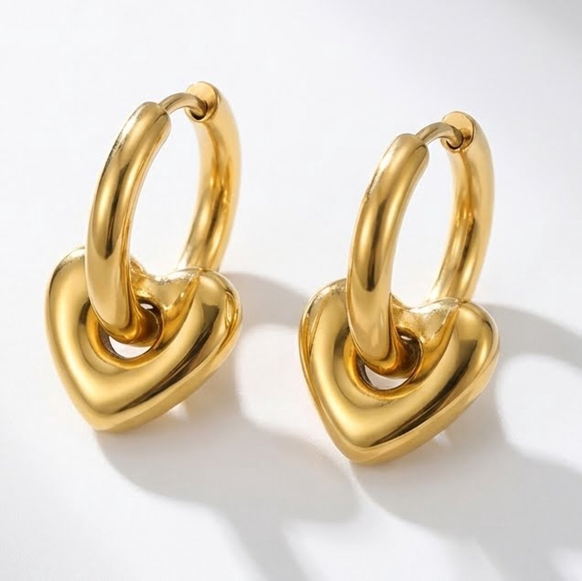 Lundholm Lovea Serie chunky hartje oorbellen dames goudkleurig productfoto witte achtergrond - waterproof gold plated PVD premium stainless steel sieraden cadeau vrouw moederdag verjaardag Scandinavisch Design