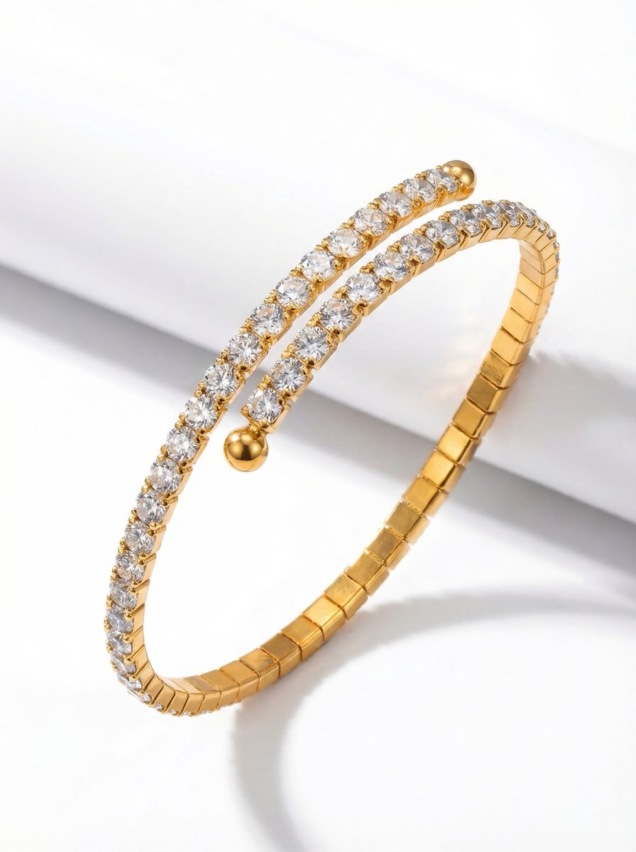 Lundholm luxe armband dames goudkleurig met zirkonia steentjes - bangle tennis armband - premium stainless steel gold plated - Yael Serie - Scandinavisch design sieraad cadeau voor vrouw verjaardag moederdag