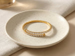 Lundholm Yael armband dames goudkleurig met zirkonia steentjes in keramische schaal lifestyle - bangle tennis armband premium stainless steel gold plated - Yael Serie - Scandinavisch design sieraad cadeau voor vrouw verjaardag moederdag