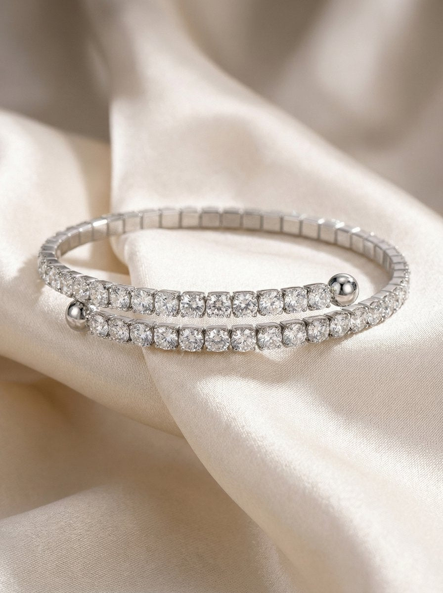 Lundholm luxe armband dames zilverkleurig met zirkonia steentjes op satijn - bangle tennis armband - premium stainless steel - Yael Serie - Scandinavisch design sieraad cadeau voor vrouw verjaardag moederdag