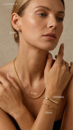 Lundholm My Danielle Serie platte slangen armband snake chain dames goudkleurig 16.5cm gedragen door model lookbook met Tina ketting Livan oorbel en Alice armband editorial - waterproof gold plated PVD 2.5 micron premium stainless steel sieraden cadeau vrouw moederdag verjaardag Scandinavisch Design