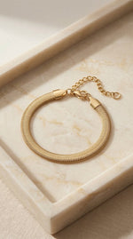 Lundholm My Danielle Serie platte slangen armband snake chain dames goudkleurig 16.5cm op crème marmeren steen lifestyle - waterproof gold plated PVD 2.5 micron premium stainless steel sieraden cadeau vrouw moederdag verjaardag Scandinavisch Design