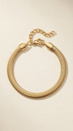 Lundholm My Danielle Serie platte slangen armband snake chain dames goudkleurig 16.5cm op crème achtergrond productfoto - waterproof gold plated PVD 2.5 micron premium stainless steel sieraden cadeau vrouw moederdag verjaardag Scandinavisch Design