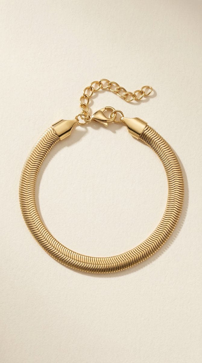 Lundholm My Danielle Serie platte slangen armband snake chain dames goudkleurig 16.5cm op crème achtergrond productfoto - waterproof gold plated PVD 2.5 micron premium stainless steel sieraden cadeau vrouw moederdag verjaardag Scandinavisch Design