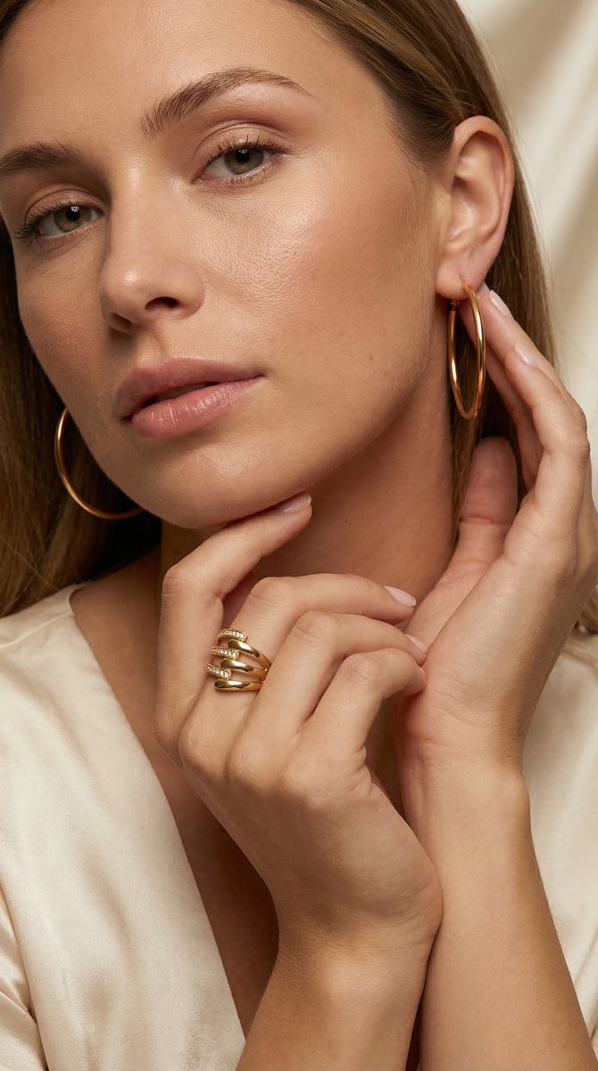 Lundholm Eefje grote hoops goud 4,3 cm — lookbook portret model gedragen lifestyle