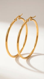 Lundholm Eefje grote hoops goud 4,3 cm op crème achtergrond — productfoto luxe styling