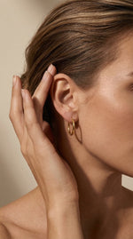 Lundholm Eefje kleine hoops goud 2 cm — lifestyle close-up oor minimalistisch ear stack