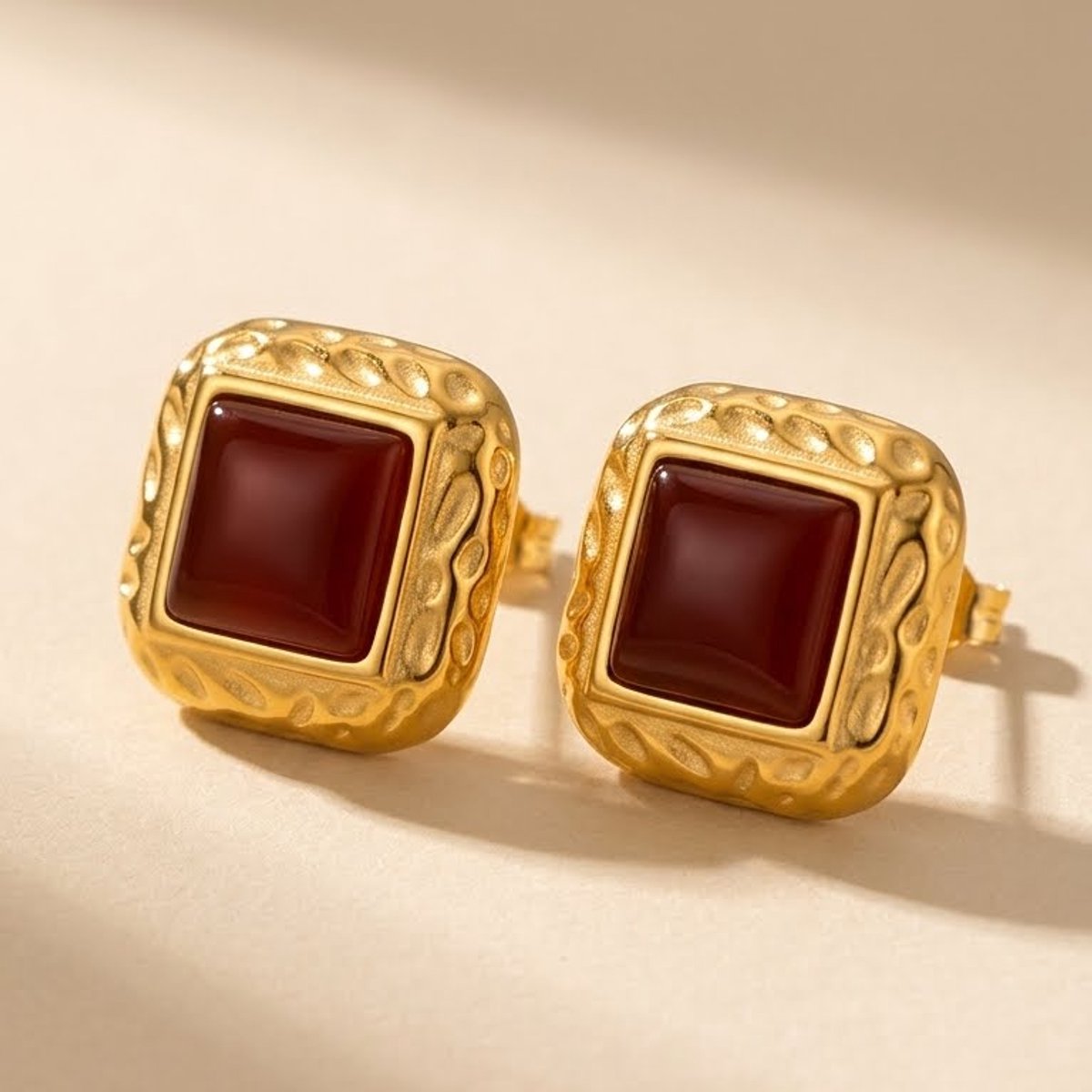 Lundholm My Felina Serie vintage stijl grote vierkante oorbellen oorknopjes dames goudkleurig verguld met bordeaux rode steen productfoto - waterproof gold plated PVD premium stainless steel sieraden cadeau vrouw moederdag verjaardag Scandinavisch Design