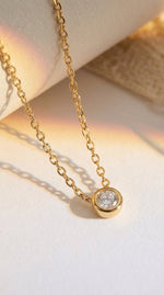 Lundholm My Kristen Serie ketting dames goudkleurig verguld met ronde zirkonia steen hanger 40cm detail close-up - waterproof gold plated PVD premium stainless steel sieraden cadeau vrouw moederdag verjaardag Scandinavisch Design