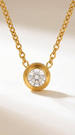 Lundholm My Kristen Serie ketting dames goudkleurig verguld met ronde zirkonia steen hanger 40cm met verlengstuk productfoto - waterproof gold plated PVD premium stainless steel sieraden cadeau vrouw moederdag verjaardag Scandinavisch Design