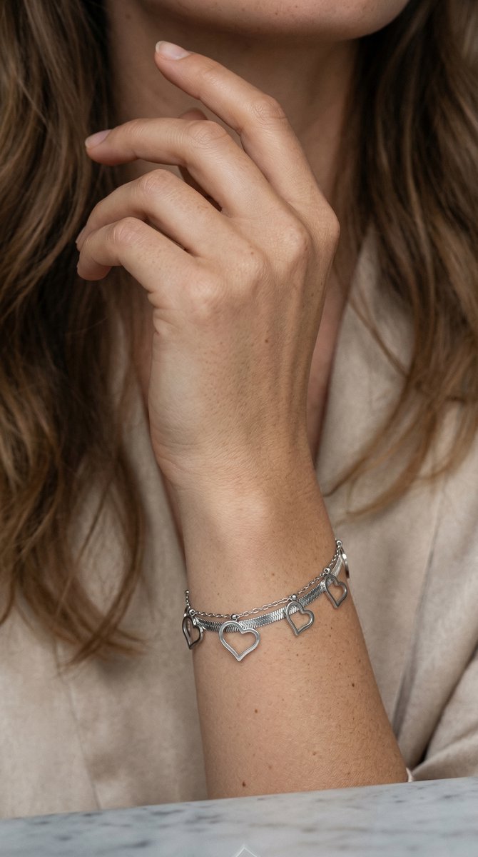Lundholm My Liv Serie dubbele schakelarmband dames zilverkleurig met hartjes hangers gedragen door model lifestyle - waterproof premium stainless steel sieraden cadeau vrouw moederdag verjaardag Scandinavisch Design