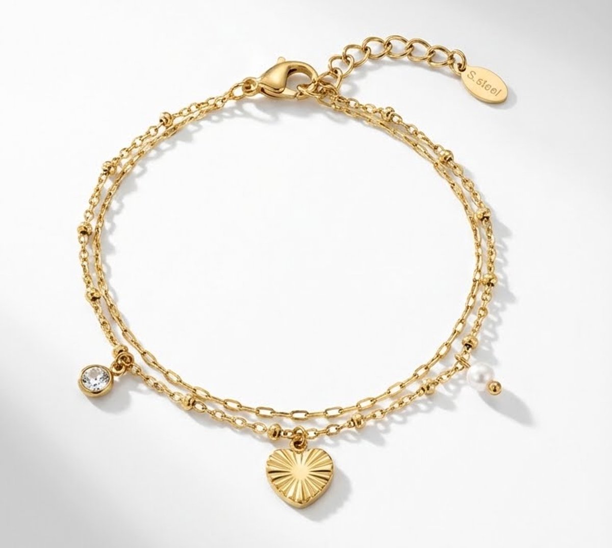 Lundholm My Lizzy Serie dubbel laags bedel armband dames goudkleurig met hartje hanger en zirkonia charm productfoto witte achtergrond - waterproof gold plated PVD premium stainless steel sieraden cadeau vrouw moederdag verjaardag Scandinavisch Design