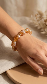 Lundholm My Mace Serie kralen armband dames bruin met hartjes details gedragen door model op pols lifestyle - waterproof gold plated PVD premium stainless steel sieraden cadeau vrouw moederdag verjaardag Scandinavisch Design