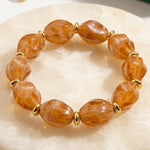 Lundholm My Mace Serie kralen armband dames bruin amber kleur grote kralen met gouden details close-up productfoto - waterproof gold plated PVD premium stainless steel sieraden cadeau vrouw moederdag verjaardag Scandinavisch Design