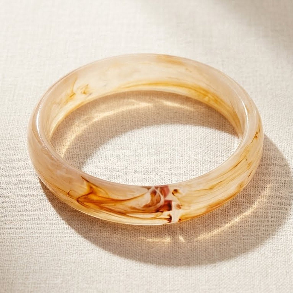 Lundholm My May Serie statement bangle armband dames beige wit met kleurverloop acryl op linnen achtergrond productfoto - cadeau vrouw vriendin moederdag verjaardag Scandinavisch Design
