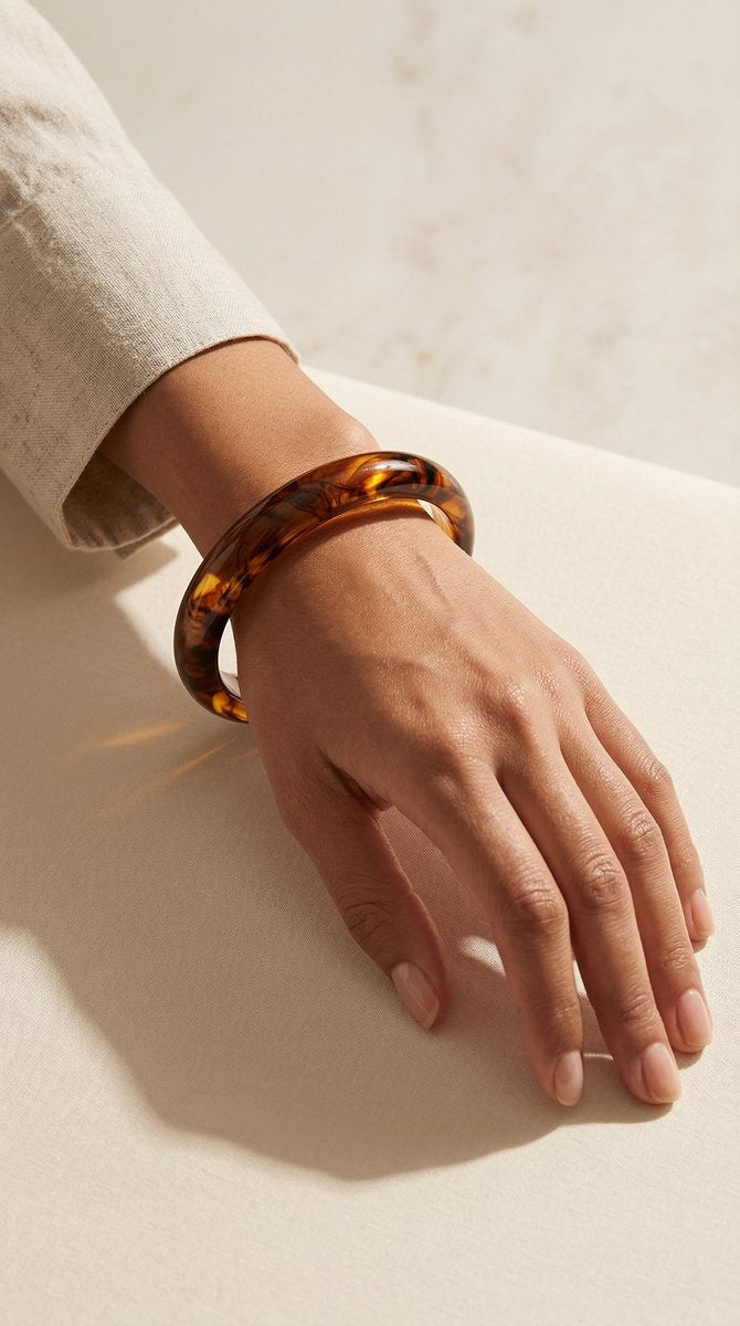 Lundholm My May Serie statement bangle armband dames bruin tortoise schildpad acryl gedragen door model op pols lifestyle - cadeau vrouw vriendin moederdag verjaardag Scandinavisch Design