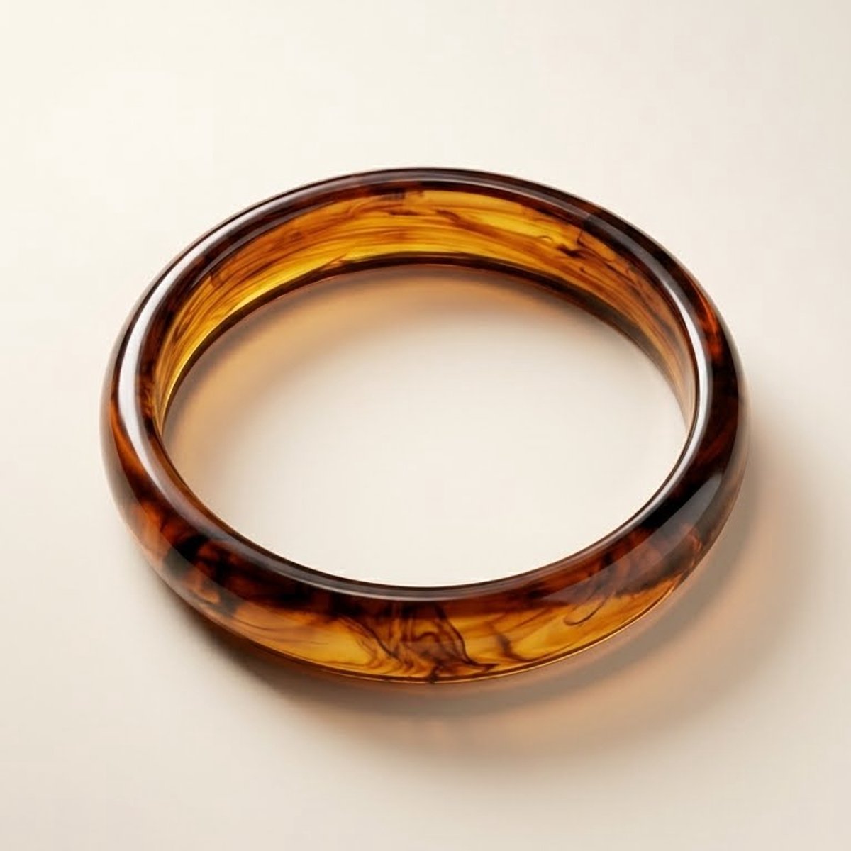 Lundholm My May Serie statement bangle armband dames bruin tortoise schildpad acryl met kleurverloop productfoto crème achtergrond - cadeau vrouw vriendin moederdag verjaardag Scandinavisch Design